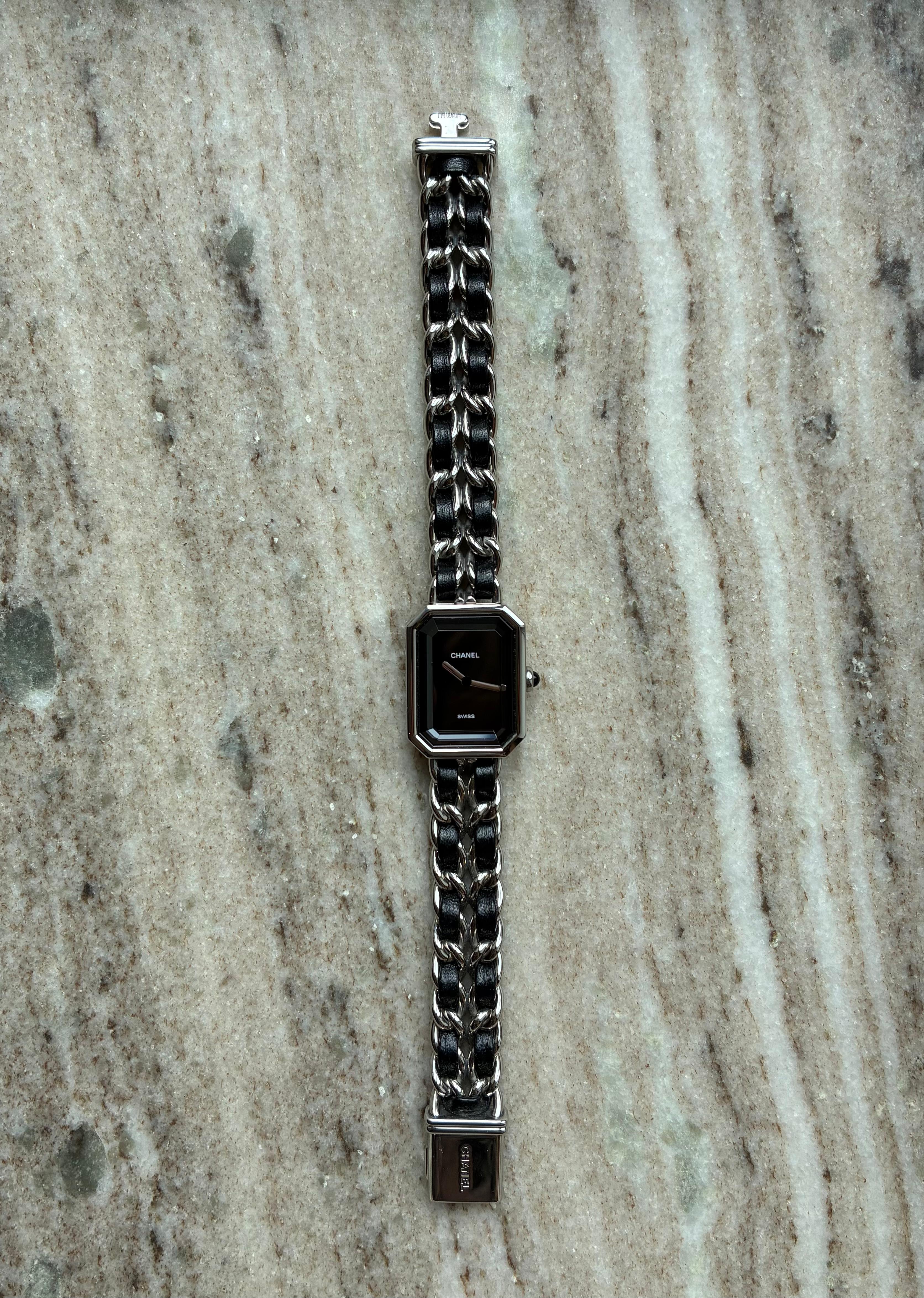 Chanel Premiere Uhr mit Edelstahlgehäuse und Kette aus Leder und Edelstahl auf Marmorboden