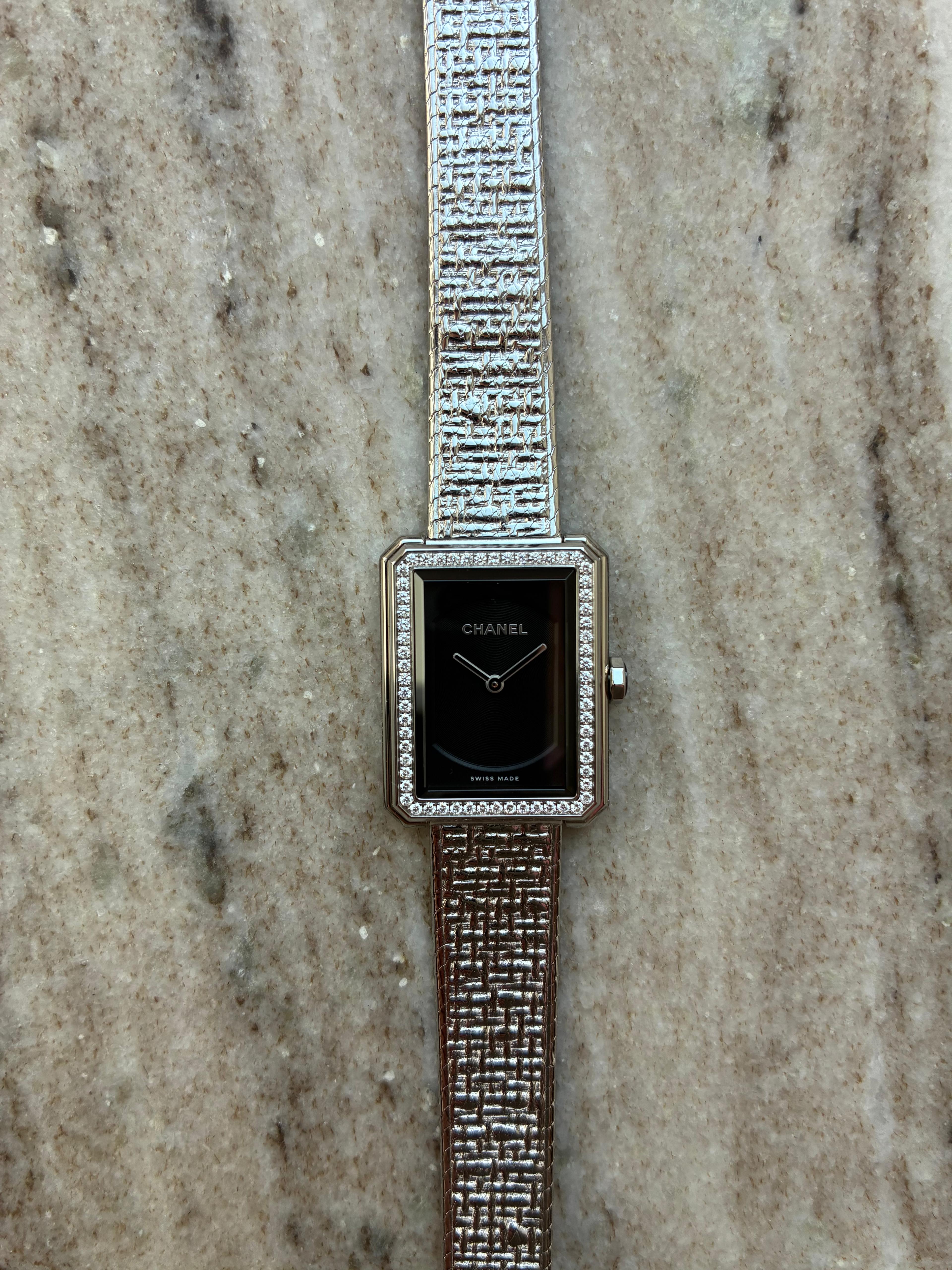 Chanel Boyfriend 27,5 mm Edelstahl mit Diamanten, schwarzem Zifferblatt und geflochtenem Armband auf Marmor