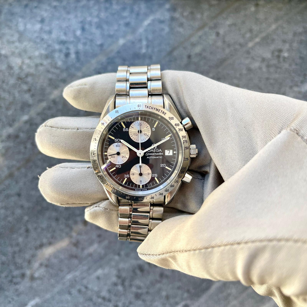 Omega Speedmaster Date / very good condt. / full set / box & papers, Vorderansicht mit Zifferblatt, Armband und Krone