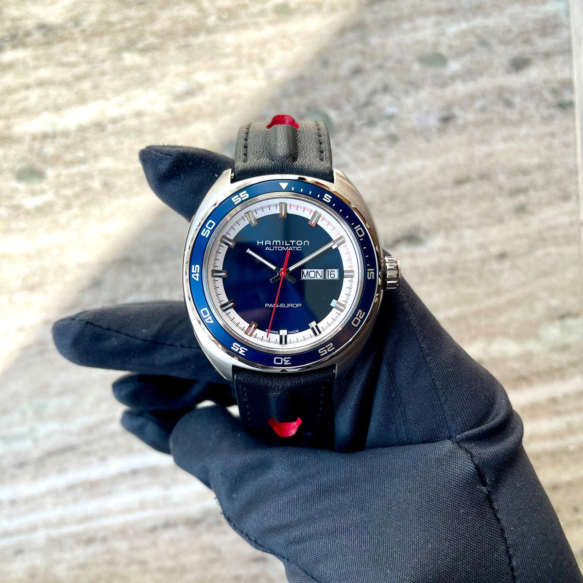 Hamilton Pan Europ / box / like new / unworn / 2025, Vorderansicht mit Zifferblatt, Krone und Armband vor neutralem Hintergrund
