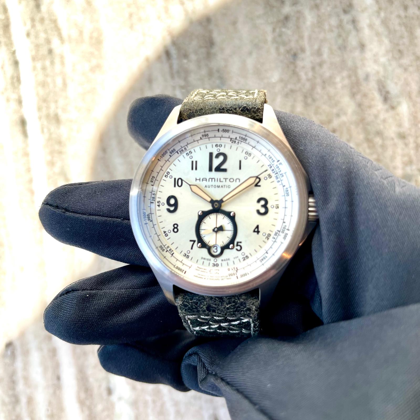 Hamilton Khaki Aviation Qne / 2025, Vorderansicht mit Zifferblatt, Krone und Armband