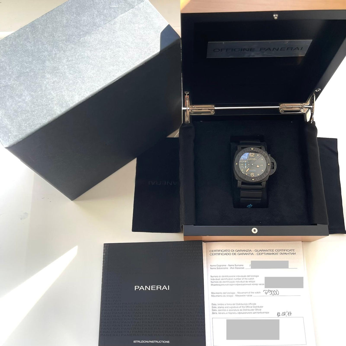 Panerai Luminor Submersible 1950 3 Days Automatic - Limited Edition 286 von 1000 (2017), Gesamtansicht mit Zifferblatt, Box und Unterlagen vor weißem Hintergrund