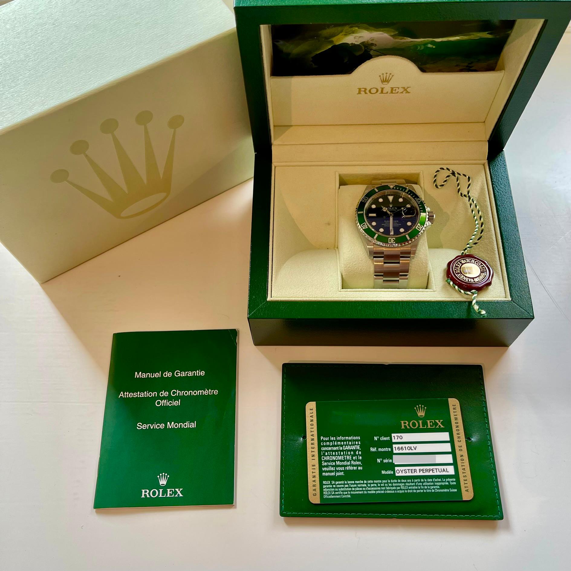 Eine Rolex Submariner Date "Kermit" (Baujahr 2007) mit grünem Zifferblatt liegt in der originalen Verpackung