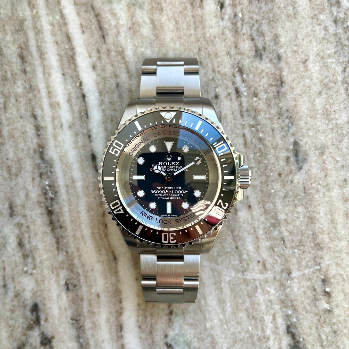 Rolex Sea-Dweller Deepsea Challenge / Unworn / Full-Set / 2023 / Sticker, Vorderansicht mit Zifferblatt, Armband und Krone vor neutralem Hintergrund