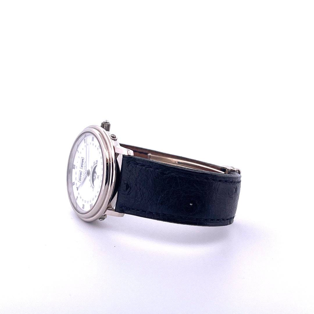 Blancpain Triple Date Villeret Moonphase Stahl mit Lederarmband Seitenansicht auf weißem Hintergrund