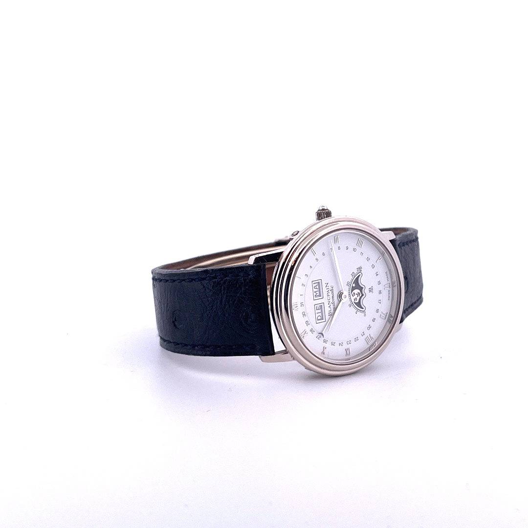 Blancpain Triple Date Villeret Moonphase mit Stahlgehäuse und schwarzem Lederarmband auf weißem Hintergrund