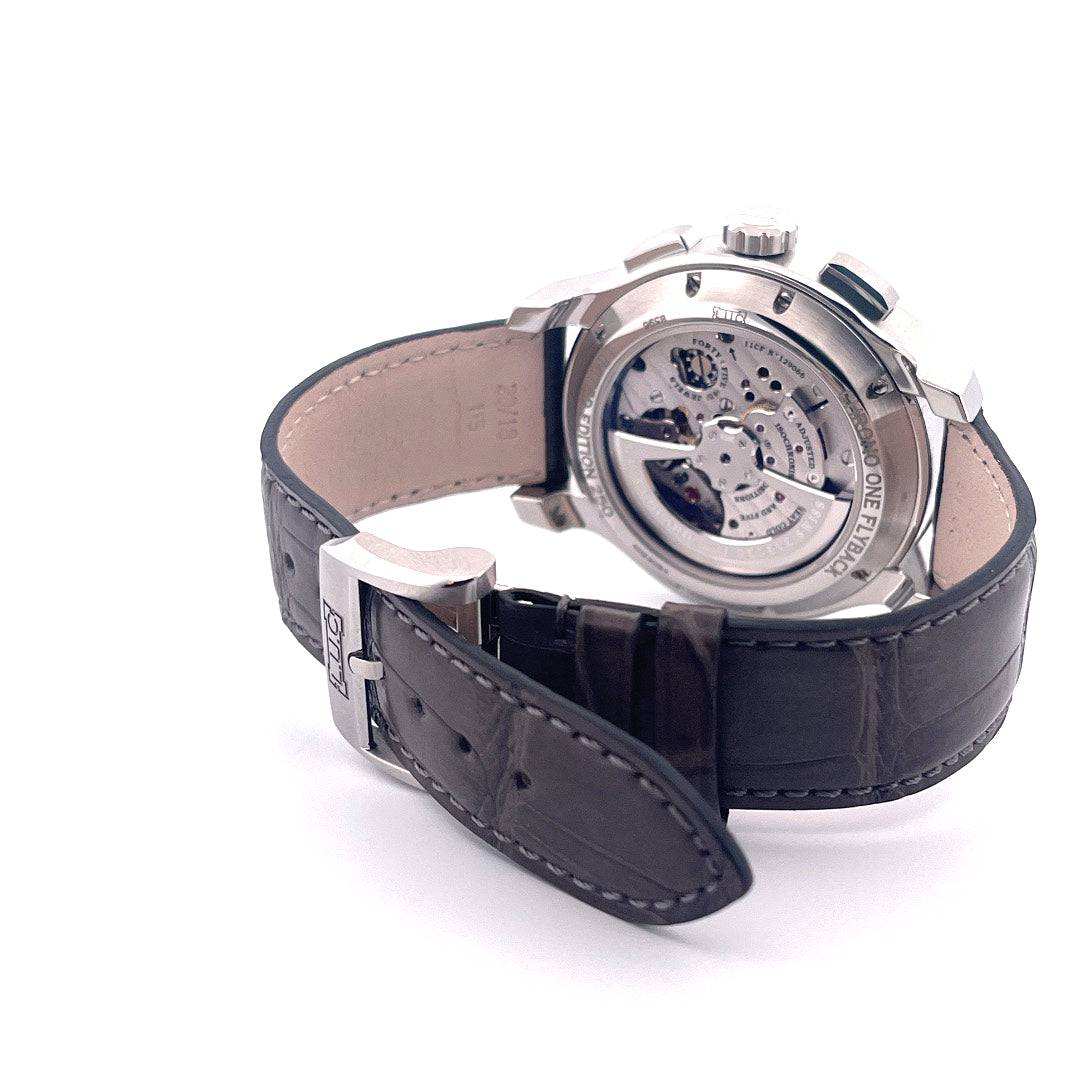 Rückansicht einer Chopard L.U.C Chrono One Flyback mit Stahlgehäuse und Lederarmband