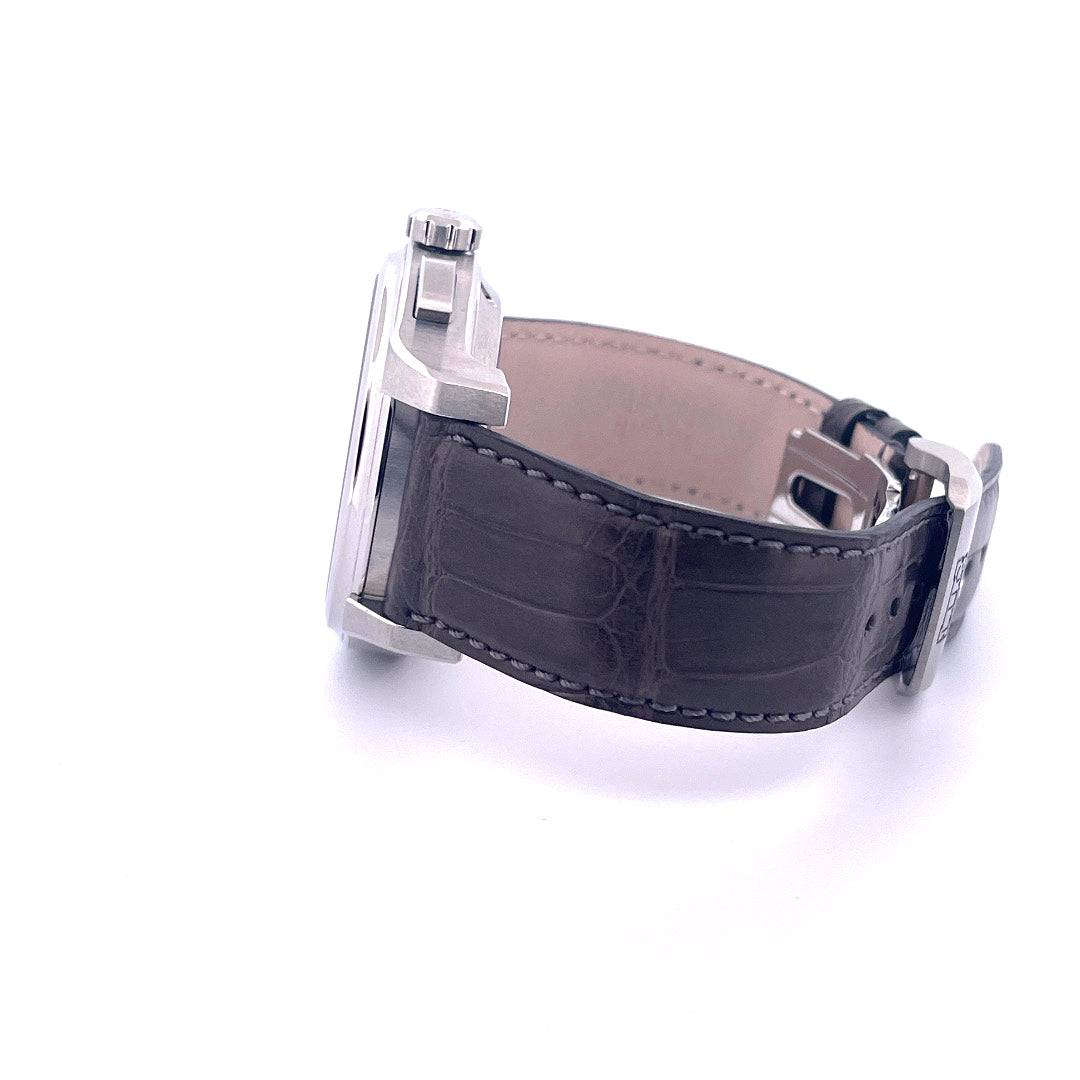 Seitenansicht des Chopard L.U.C Chrono One Flyback aus Stahl mit dunkelbraunem Krokodillederarmband