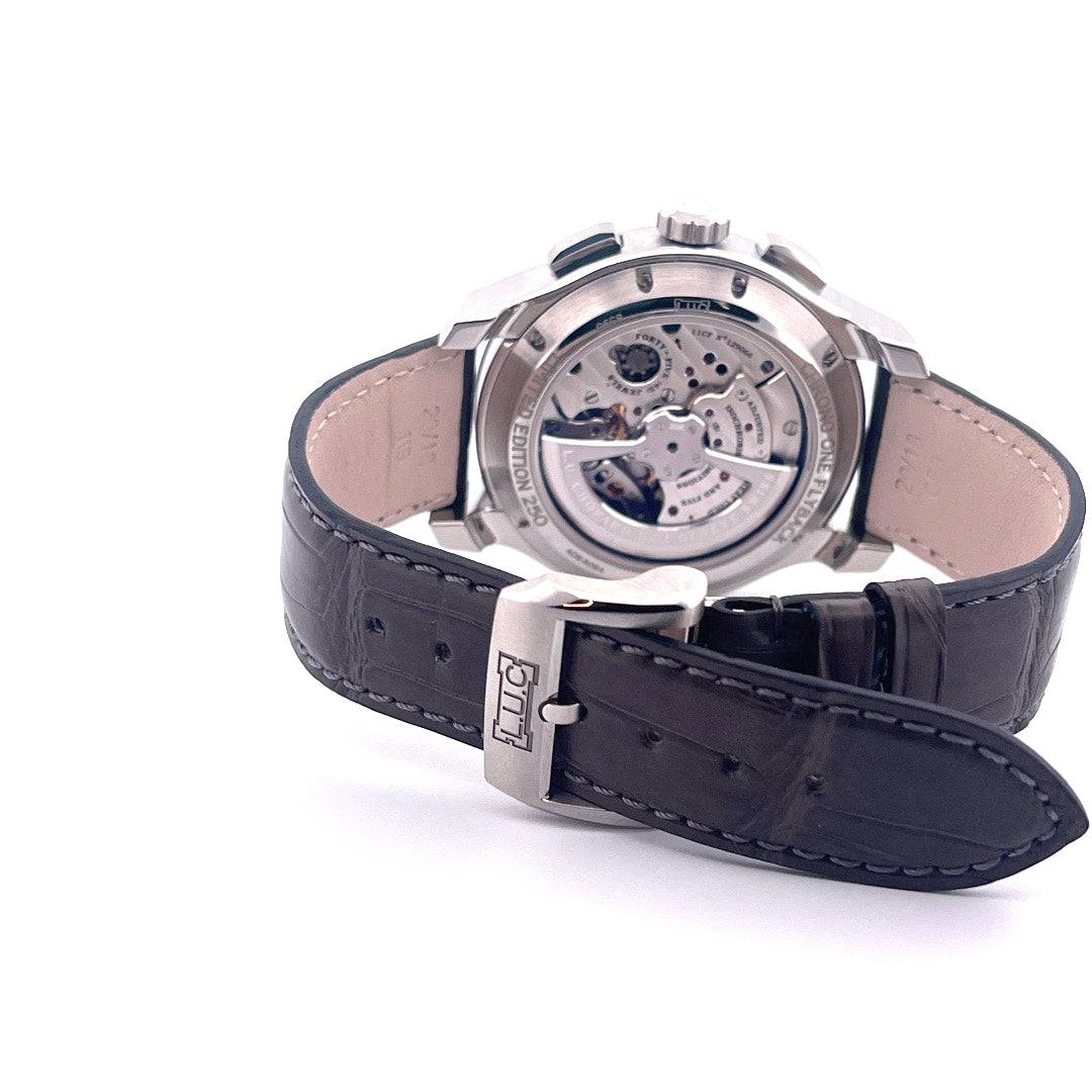 Chopard L.U.C Chrono One Flyback Rückseite mit Automatikwerk und schwarzem Lederarmband