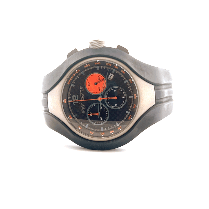 Frontansicht einer Porsche Design 911 GT3 Speed 2 Herrenuhr aus Titan mit orangefarbenen Akzenten