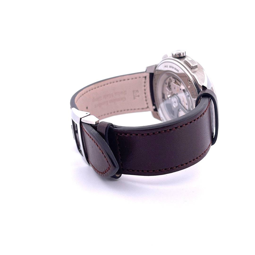 Seitenansicht einer Jaeger LeCoultre Polaris Uhr mit braunem Lederarmband auf weißem Hintergrund