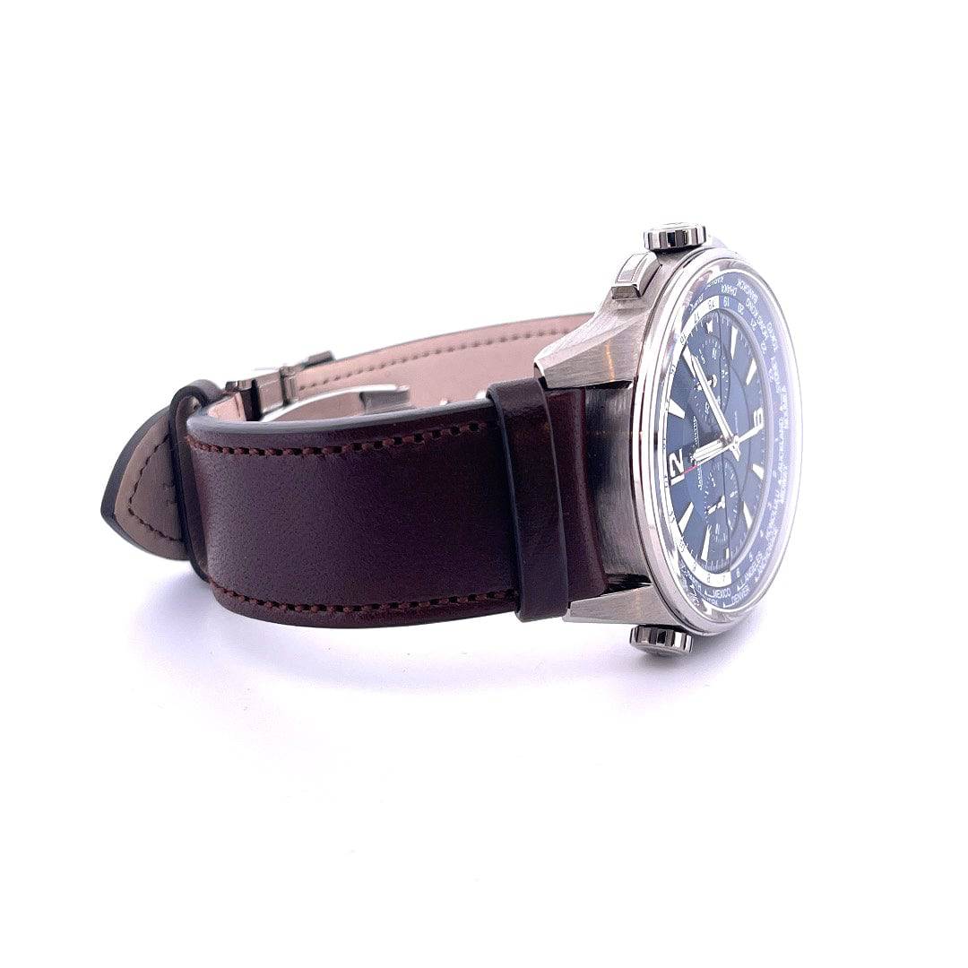 Seitenansicht einer Jaeger LeCoultre Polaris Uhr mit braunem Lederarmband auf weißem Hintergrund