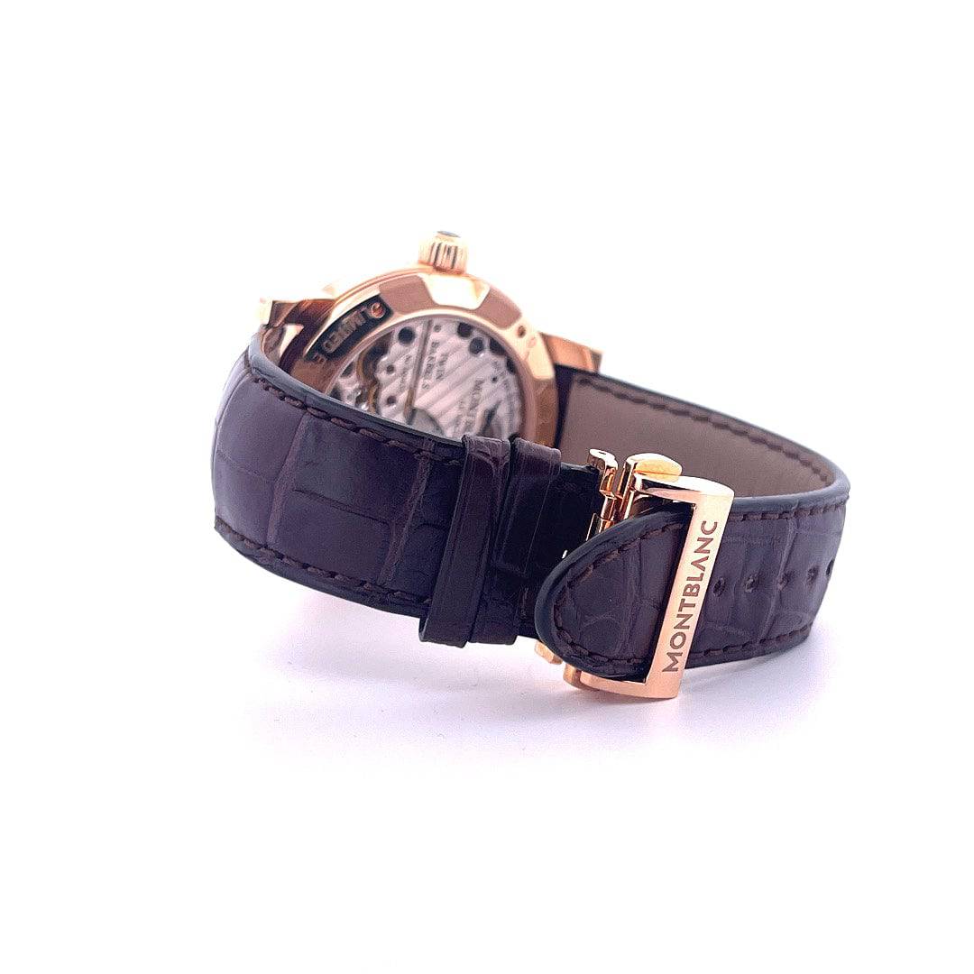 Detailaufnahme einer Montblanc Nicolas Rieussec Chronograph Uhr mit Roségold-Gehäuse und Lederarmband