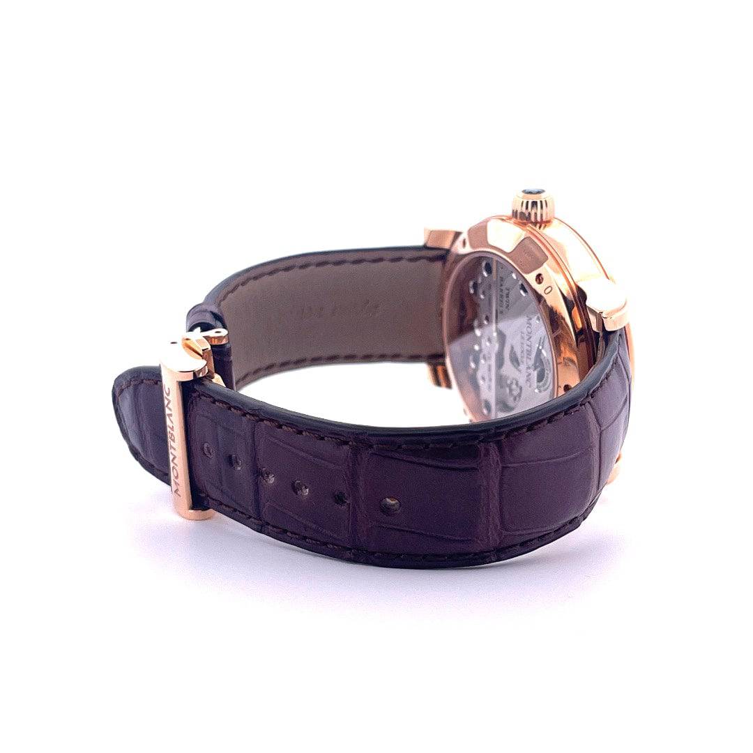 Seitenansicht eines Montblanc Nicolas Rieussec Chronograph Anniversary Edition mit Roségoldgehäuse und braunem Lederarmband