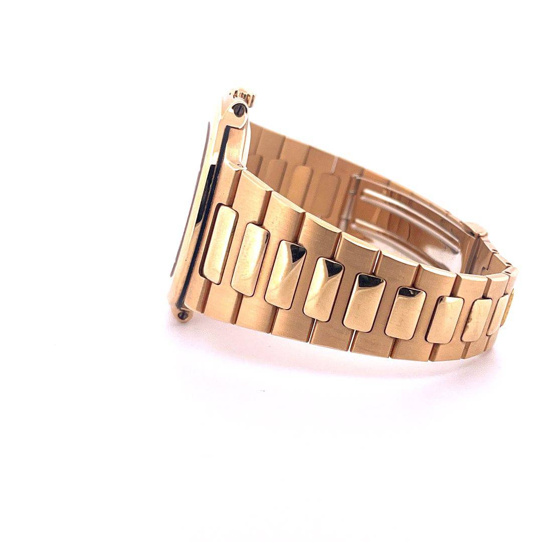 Seitenansicht einer Patek Philippe Nautilus Jumbo Tritium aus Gelbgold mit Automatikwerk