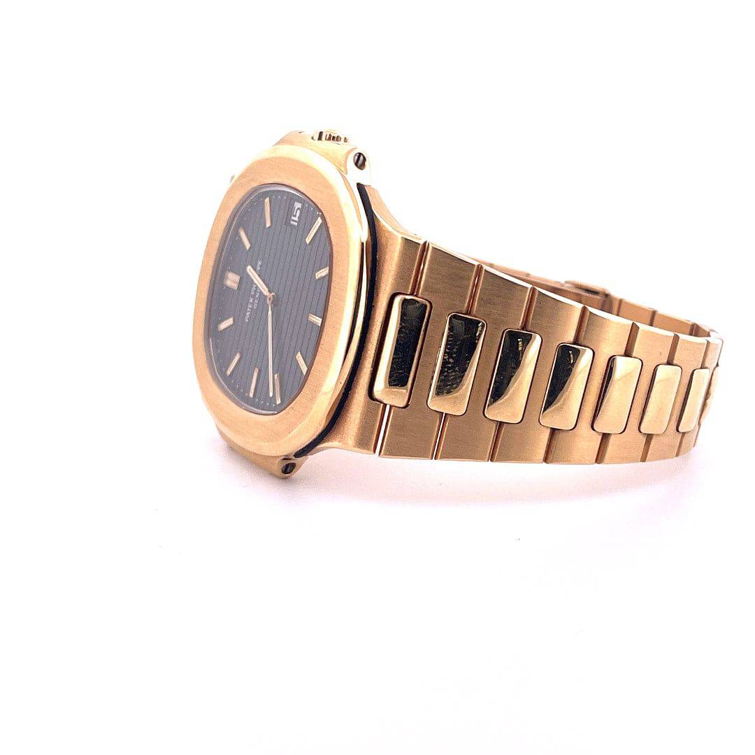 Patek Philippe Nautilus Jumbo Tritium Gelbgold mit Anthrazit-Zifferblatt, Seitenansicht auf weißem Hintergrund