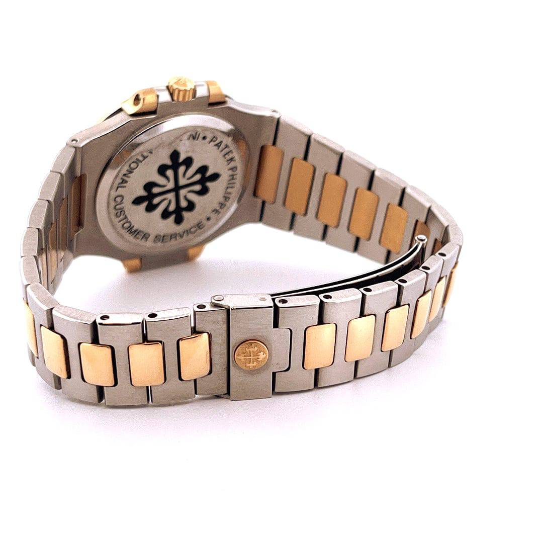 Patek Philippe Nautilus Bicolor Stahl-Gold, Rückseite mit Gravur und Muster, Armband mit goldenen Akzenten