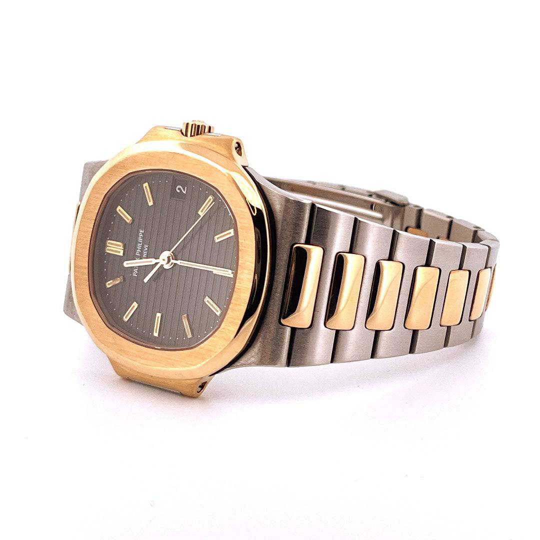 Patek Philippe Nautilus Ref. 3800/1 Bicolor Stahl/Gold Automatikuhr mit blauem Zifferblatt schräg von vorne aufgenommen