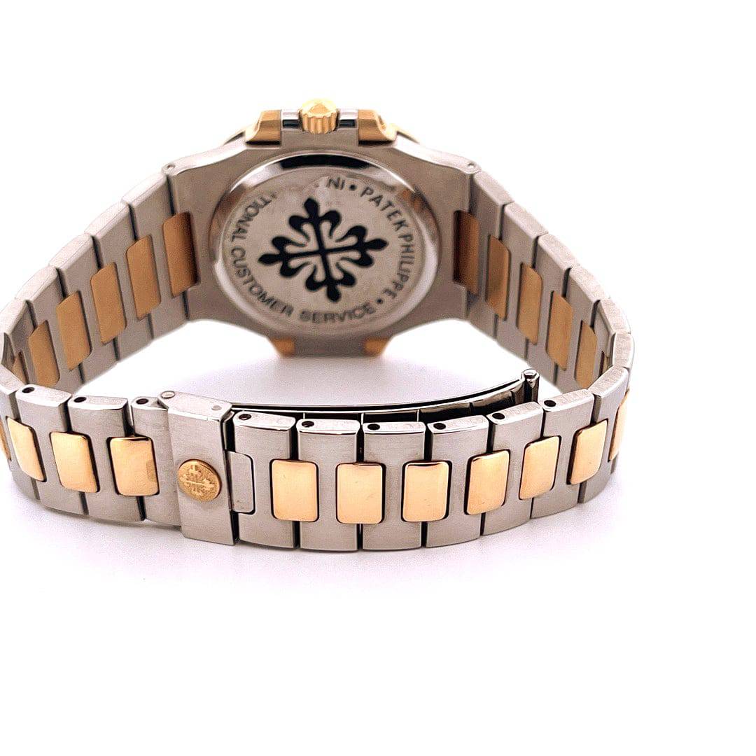 Rückseite eines Patek Philippe Nautilus Ref. 3800/1 Bicolor Stah/Gold mit Gravur
