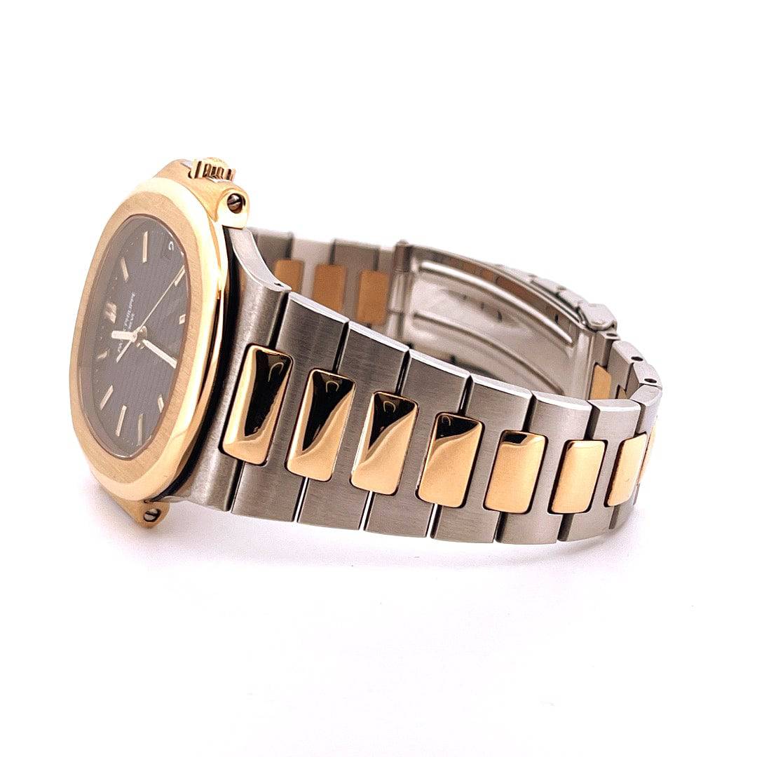 Patek Philippe Nautilus 3800/1 bicolor im Seitenprofil vor weißem Hintergrund