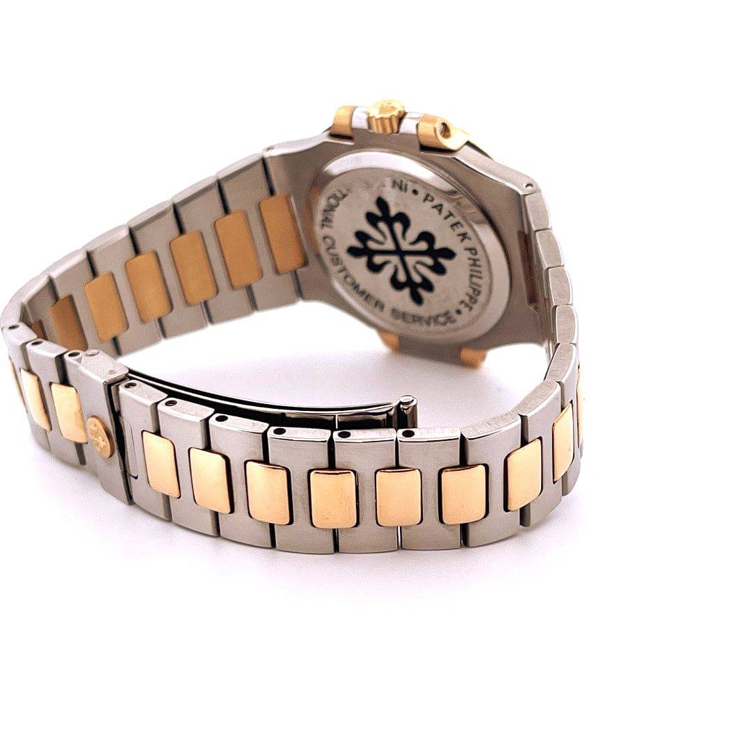 Patek Philippe Nautilus 3800/1 Bicolor Armband und Rückseite auf weißem Hintergrund