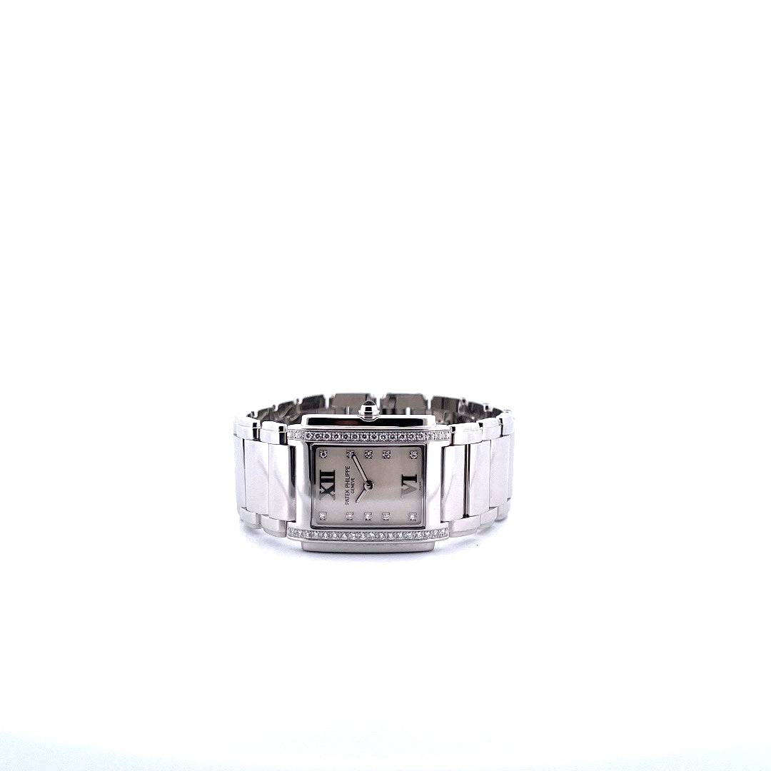 Patek Philippe Twenty~4 in Stahl mit Diamanten auf dem Zifferblatt und Armband auf weißem Hintergrund