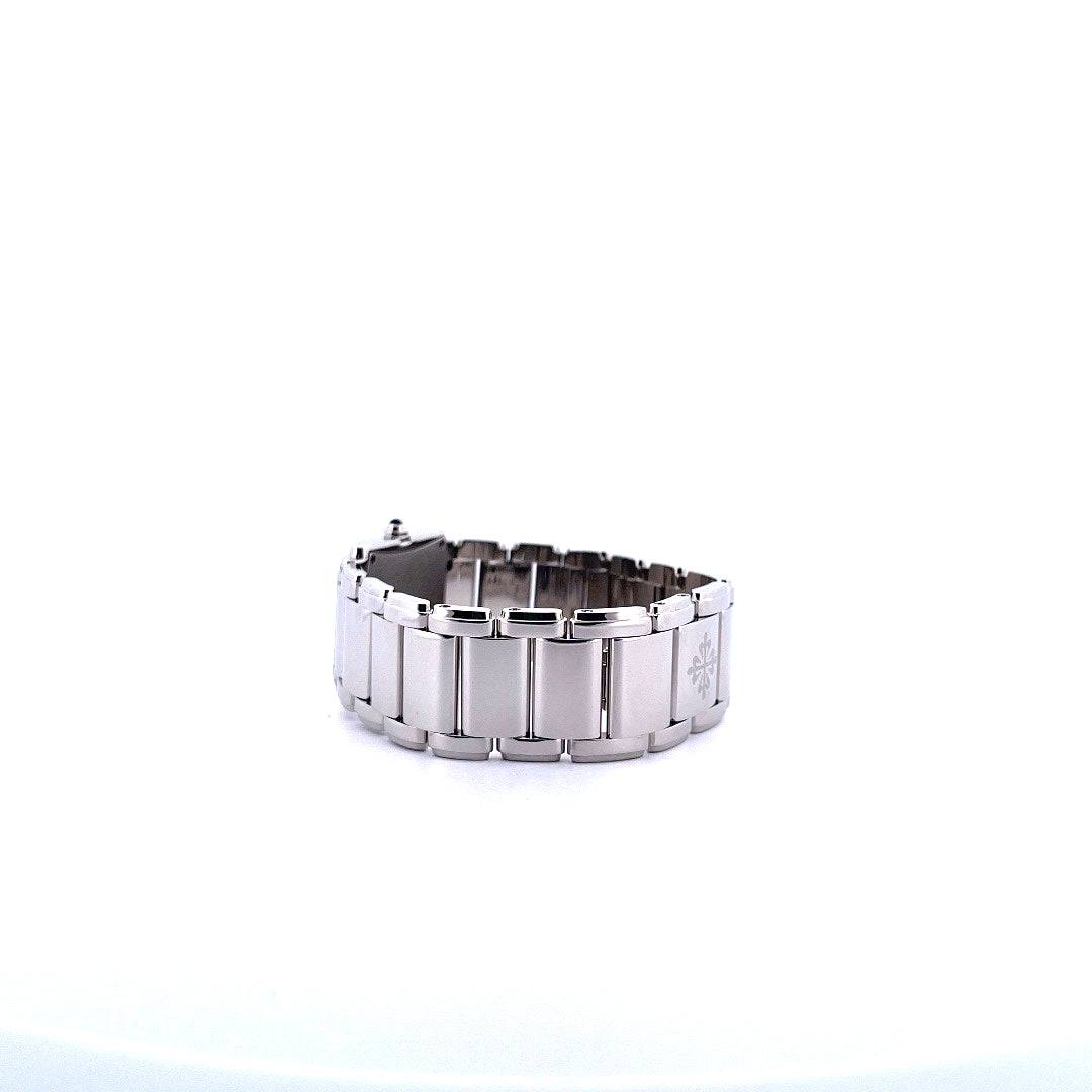 Patek Philippe Twenty~4 Armbanduhr aus Stahl mit stilisiertem Logo auf dem Armband im Fokus