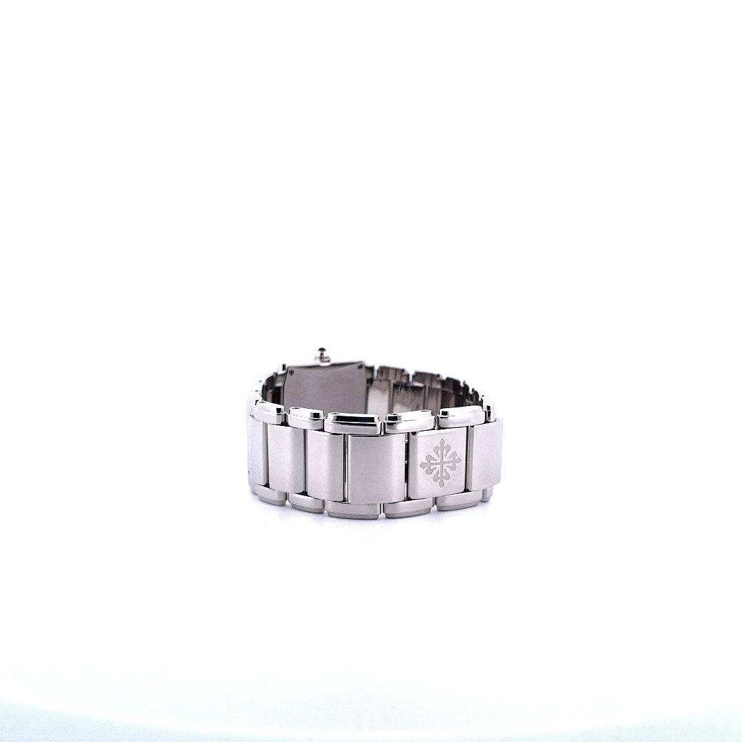 Patek Philippe Twenty~4 Armbanduhr aus Stahl mit dem Calatrava-Kreuz Detail auf weißem Hintergrund