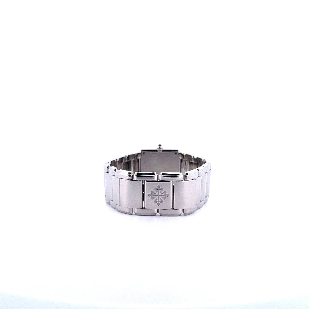 Patek Philippe Twenty~4 aus Stahl, Vorderansicht des rechteckigen Gehäuses mit Emblem auf dem Armband