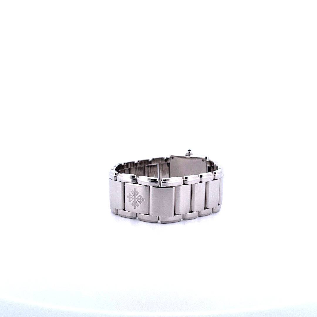 Patek Philippe Twenty~4 Damenuhr im Seitenprofil mit Stahlarmband und Firmenlogo