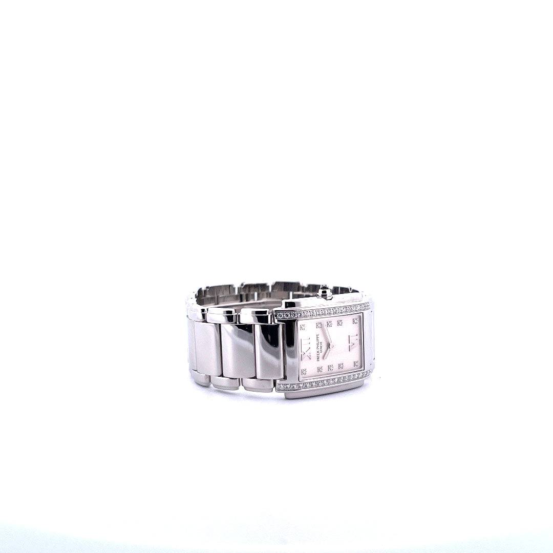 Patek Philippe Twenty~4 Ref 4910/10A-010 Damenuhr aus Stahl mit Diamanten auf weißem Hintergrund