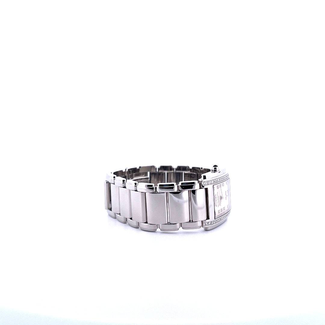 Patek Philippe Twenty~4 aus Stahl, rechteckiges Gehäuse mit Diamantlünette, Stahlarmband, auf weißem Hintergrund
