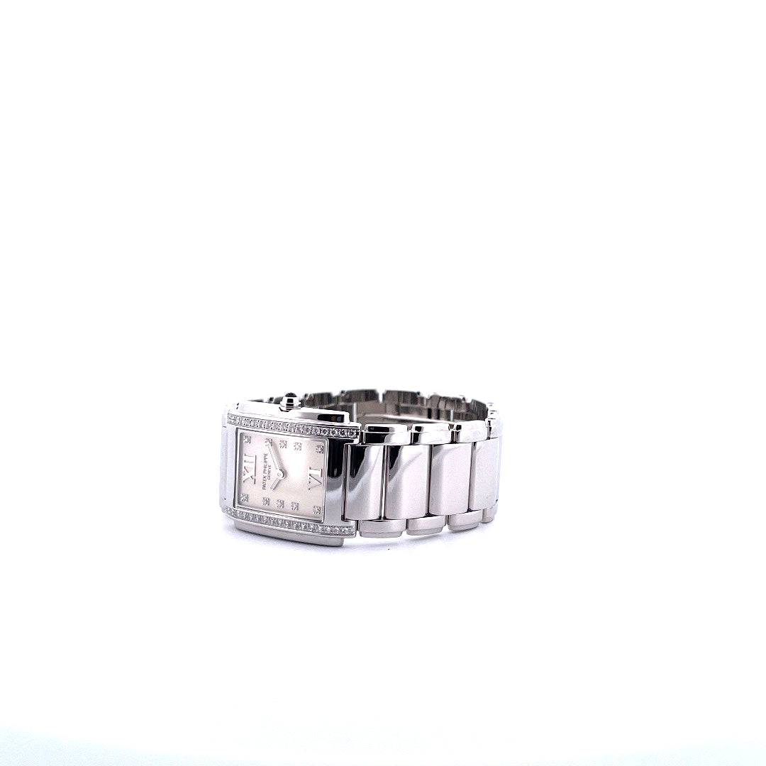 Patek Philippe Twenty~4 Damenarmbanduhr aus Stahl mit Diamanten auf weißem Hintergrund
