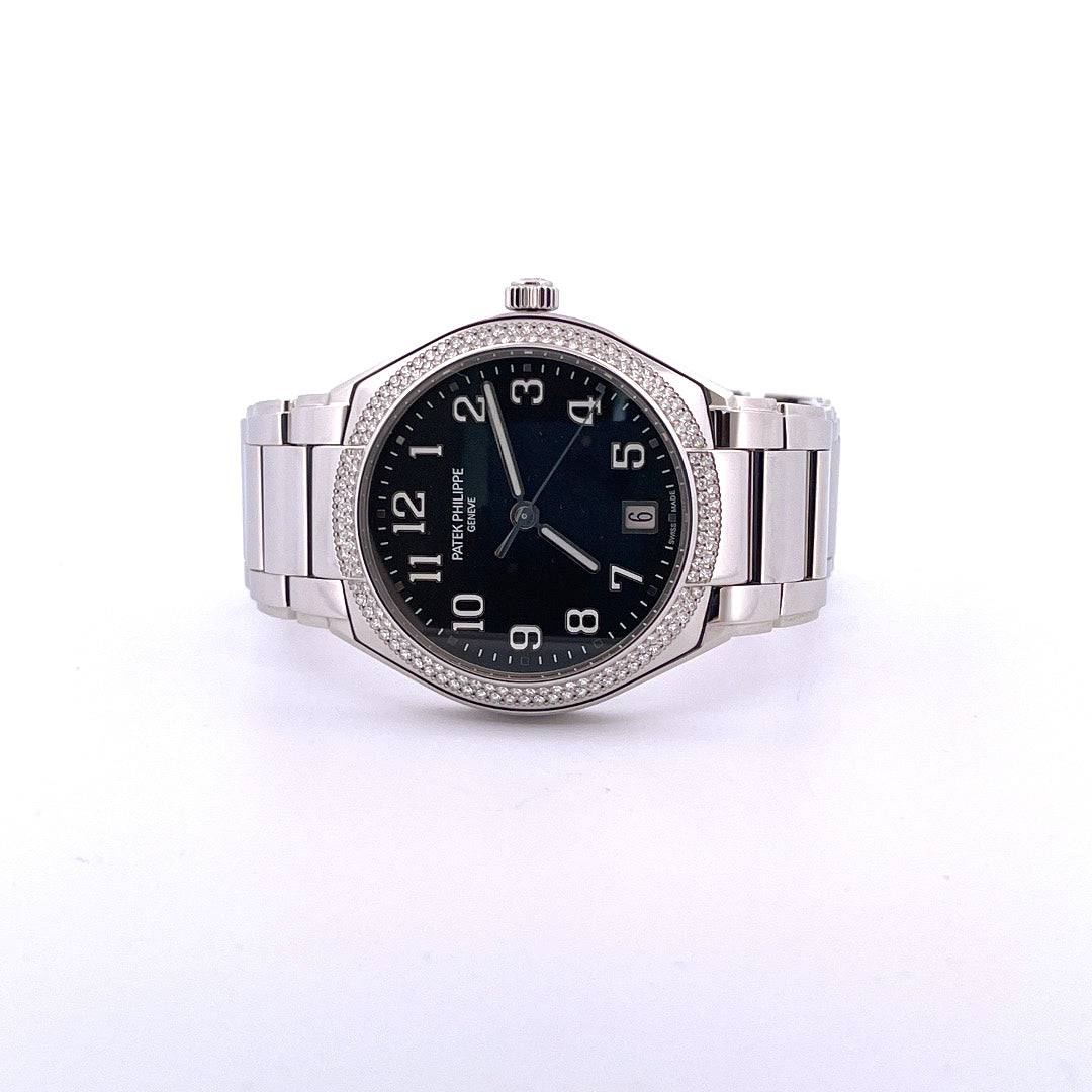 Patek Philippe Twenty 4 Automatic mit silbernem Stahlgehäuse und Diamantlünette auf weißem Hintergrund