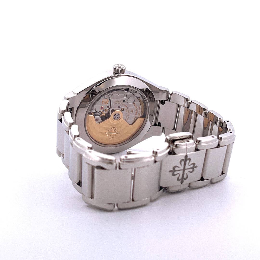 Patek Philippe Twenty 4 Automatic Rückseite mit Sichtboden und Stahlarmband im Detail