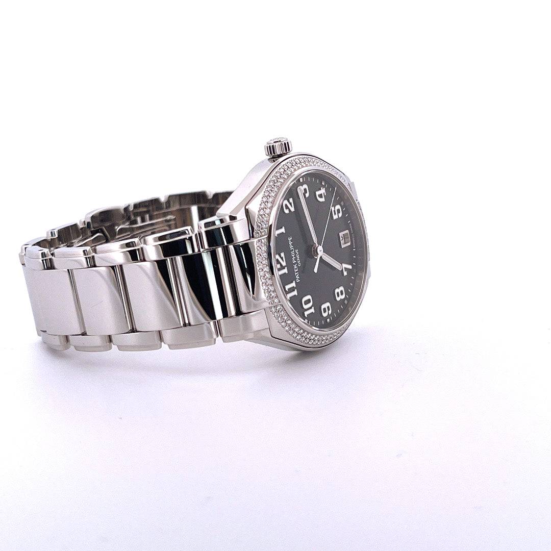 Patek Philippe Twenty 4 Automatic mit Diamantlünette und Stahlband auf weißem Hintergrund