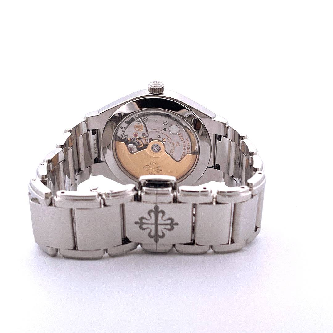 Patek Philippe Twenty 4 Automatic, Rückseite mit Sichtboden und Stahlarmband mit Gravur