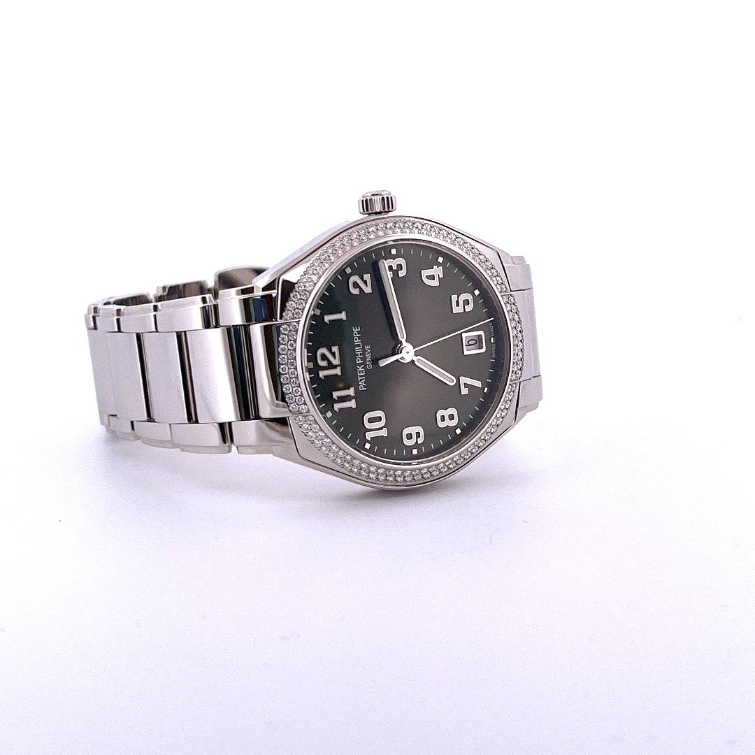 Patek Philippe Twenty 4 Automatic mit grünem Zifferblatt, Stahlgehäuse und Diamantlünette auf weißem Hintergrund