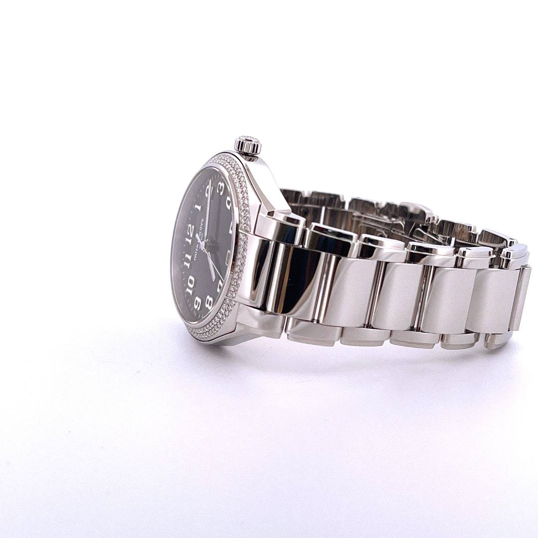 Patek Philippe Twenty 4 Automatic mit Stahlarmband und besetzter Lünette Seitenansicht auf weißem Hintergrund