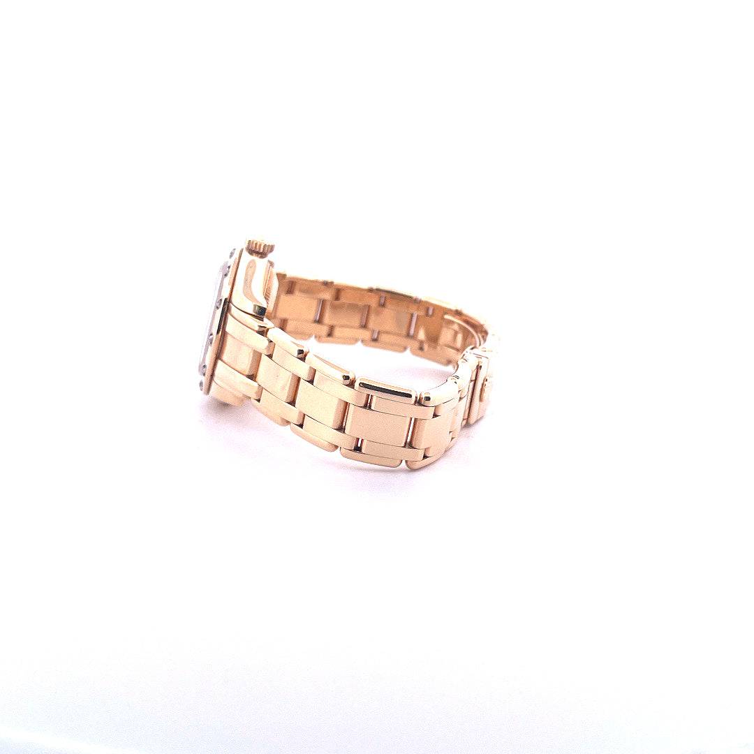 Rolex Lady-Datejust Pearlmaster aus Gelbgold im Profil mit goldenem Band und weißem Hintergrund