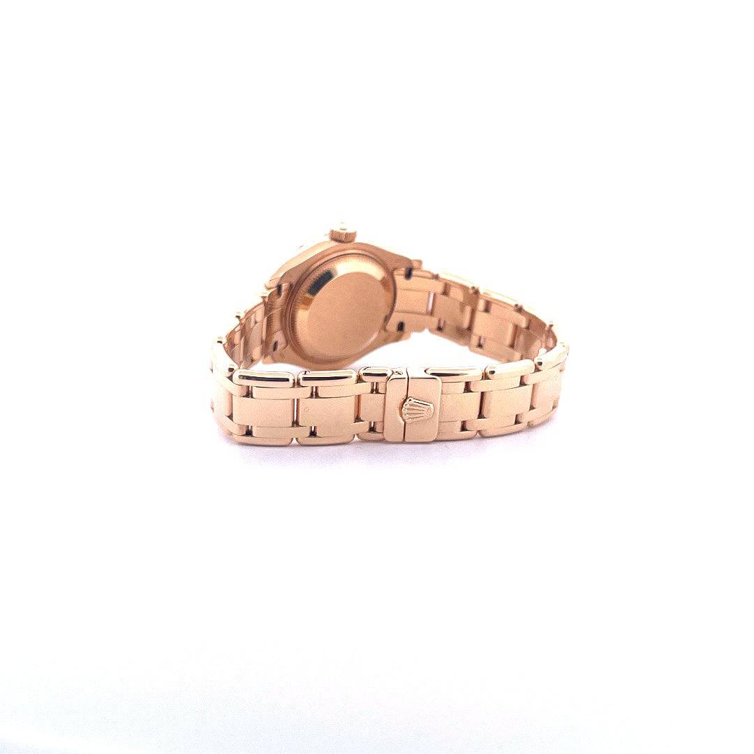 Rolex Lady-Datejust Pearlmaster aus Gelbgold, Seitenansicht des Armbands und der Schließe mit dem charakteristischen Krone…