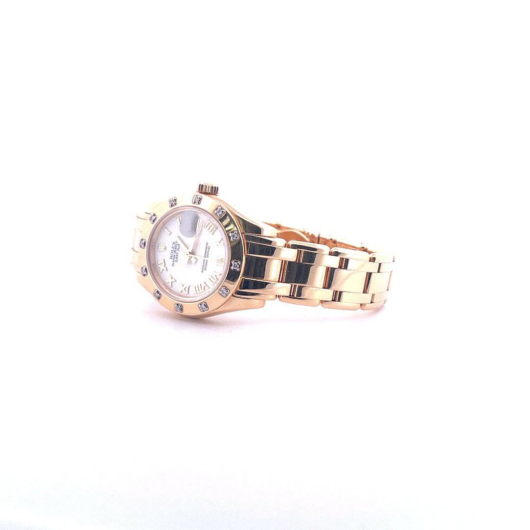 Rolex Lady-Datejust Pearlmaster 29mm Gelbgold Automatik mit Diamanten auf weißem Hintergrund