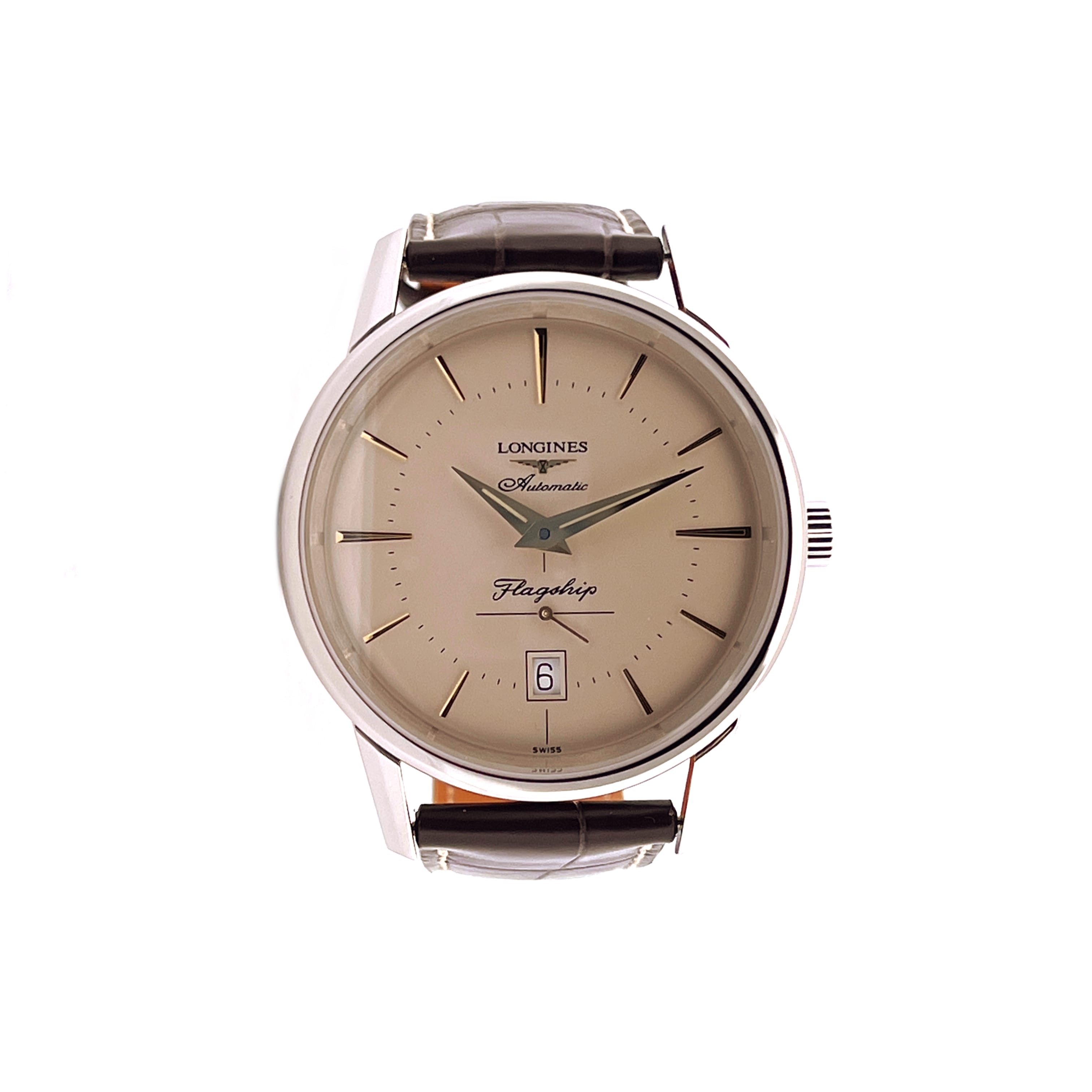Longines Flagship Heritage Automatic Frontansicht mit beigem Zifferblatt und braunem Lederarmband auf weißem Hintergrund