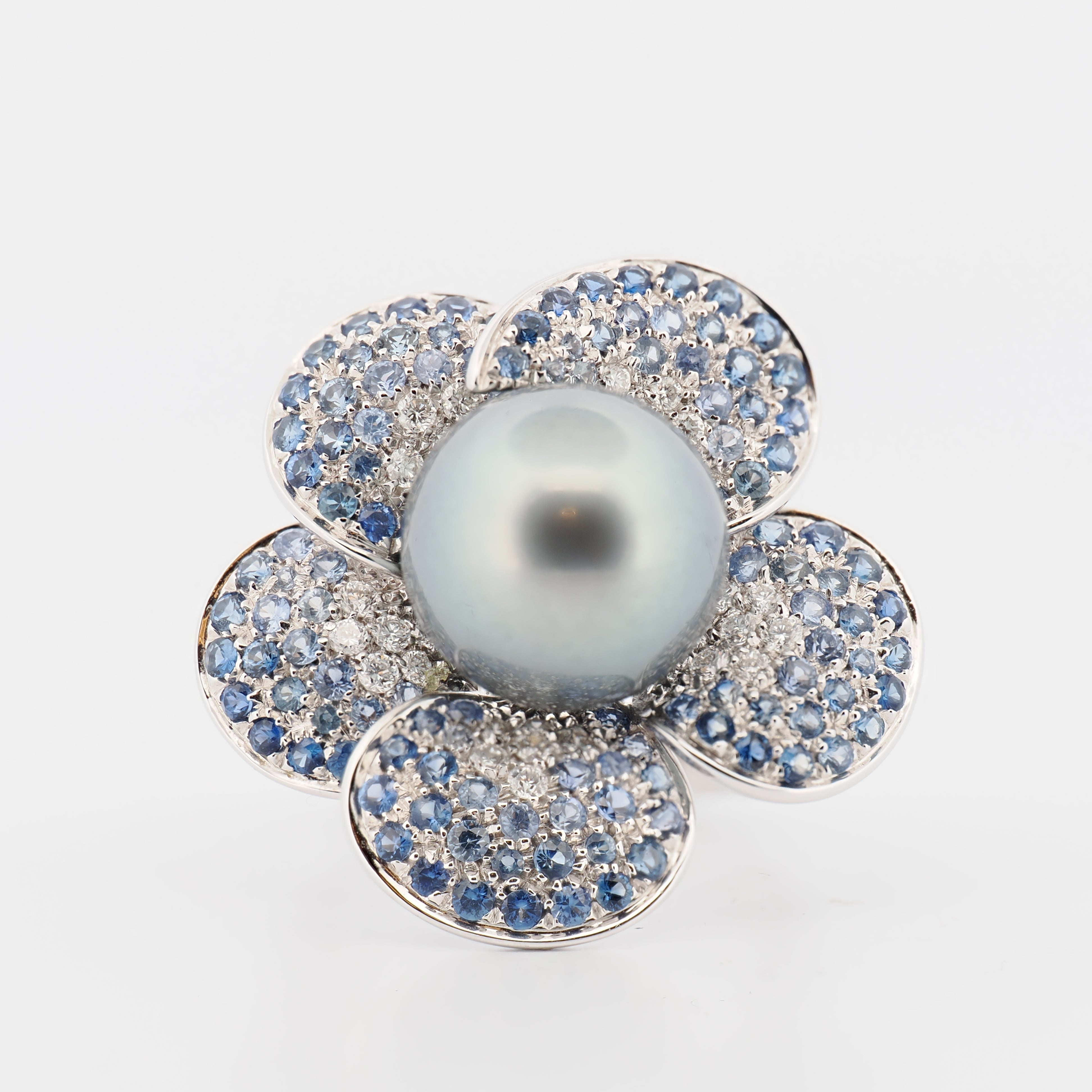 Ring Blütenform in Weißgold mit Tahiti Zuchtperle, Diamanten und Saphiren