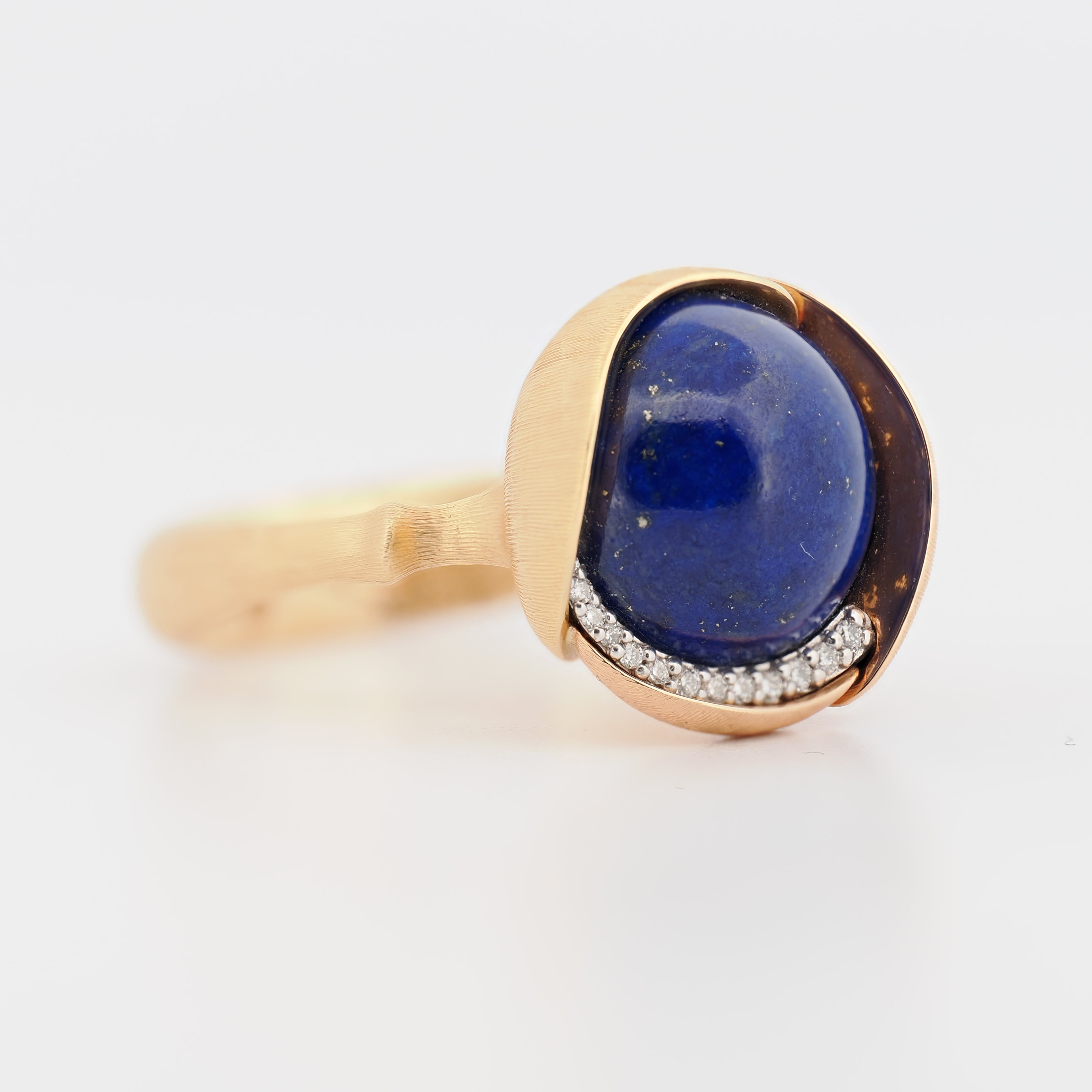 Ole Lynggaard Lotus 3-in-1 Ring 18k Roségold mit Lapislazuli, Brillanten und gebürstetem Finish vor weißem Hintergrund