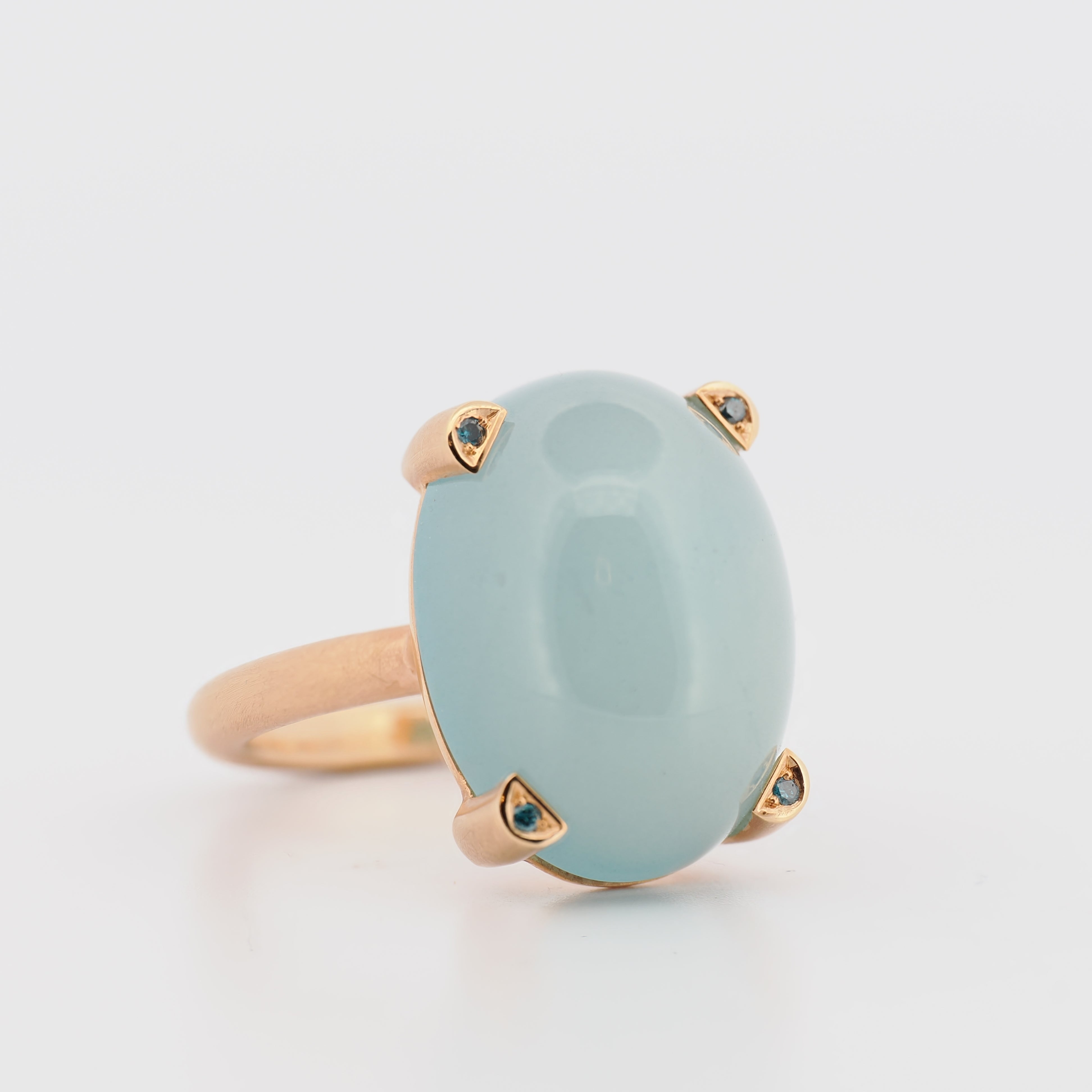 Spliedt Ring Rosegold mit Aquamarin, roségoldener Ring mit ovalem Aquamarin-Cabochon und kleinen blauen Diamanten auf weiß…