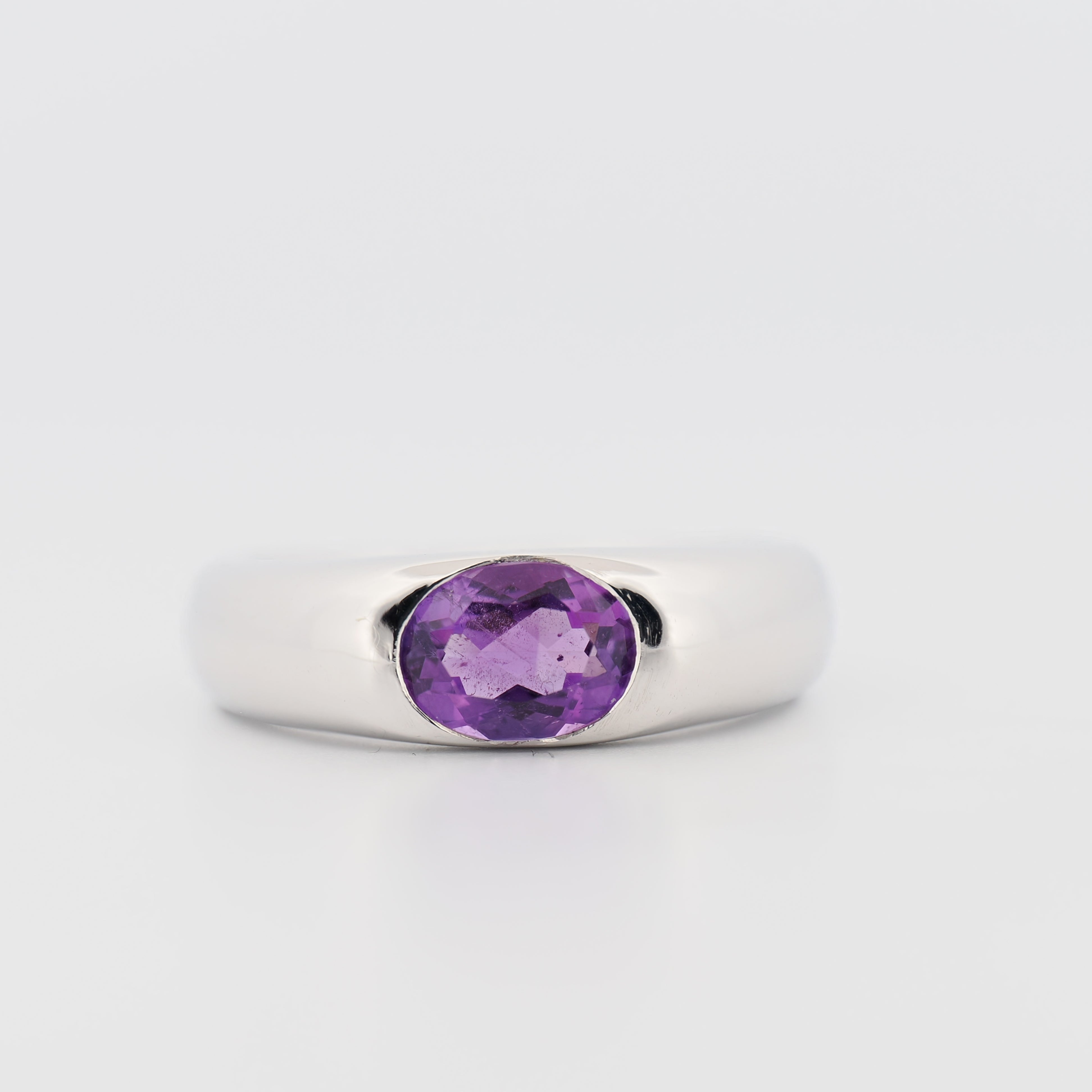 Bandring in Weißgold mit ovalem Amethyst von Juwelier Spliedt