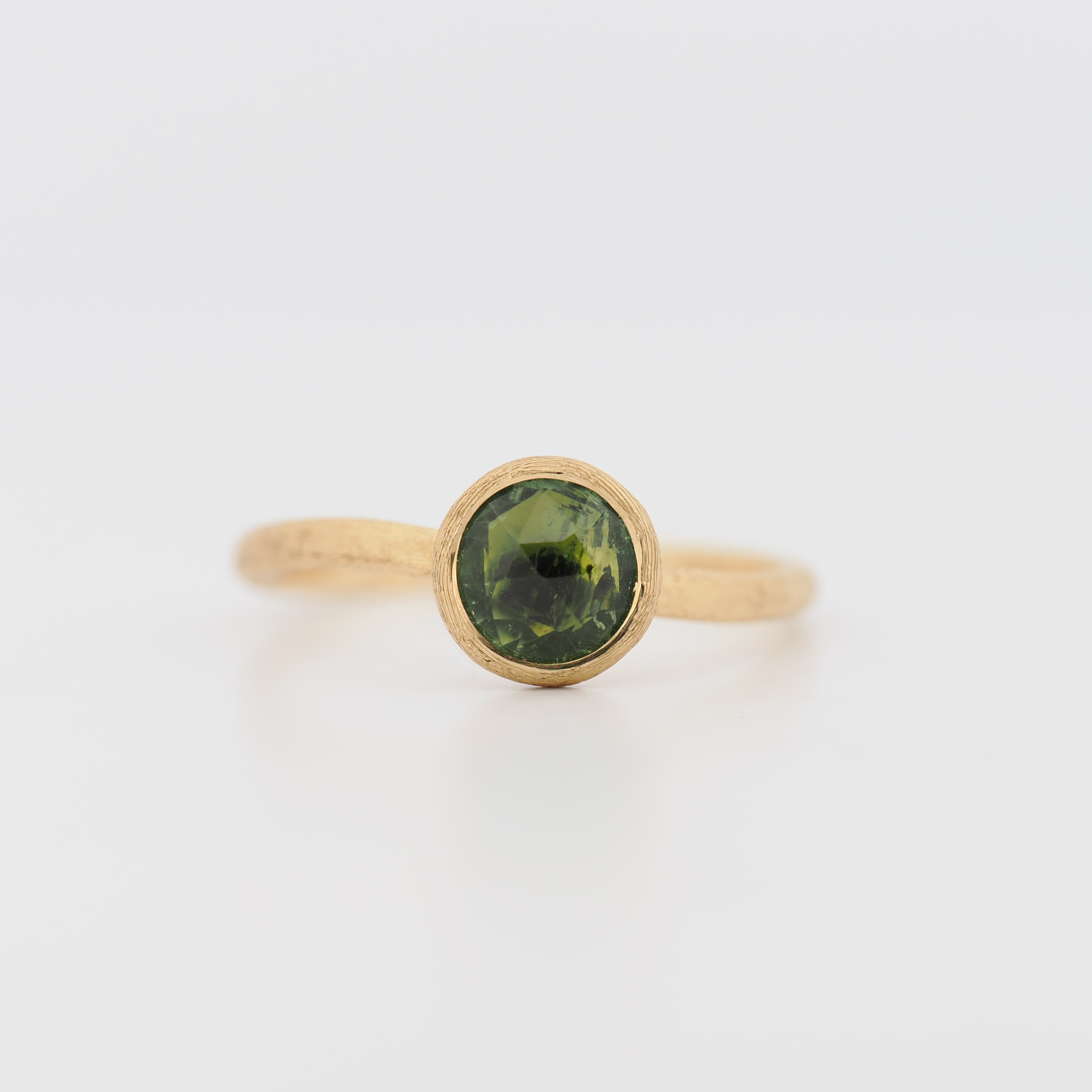 Marco Bicego Jaipur Color Ring in 18k Gelbgold mit Peridot auf weißem Hintergrund
