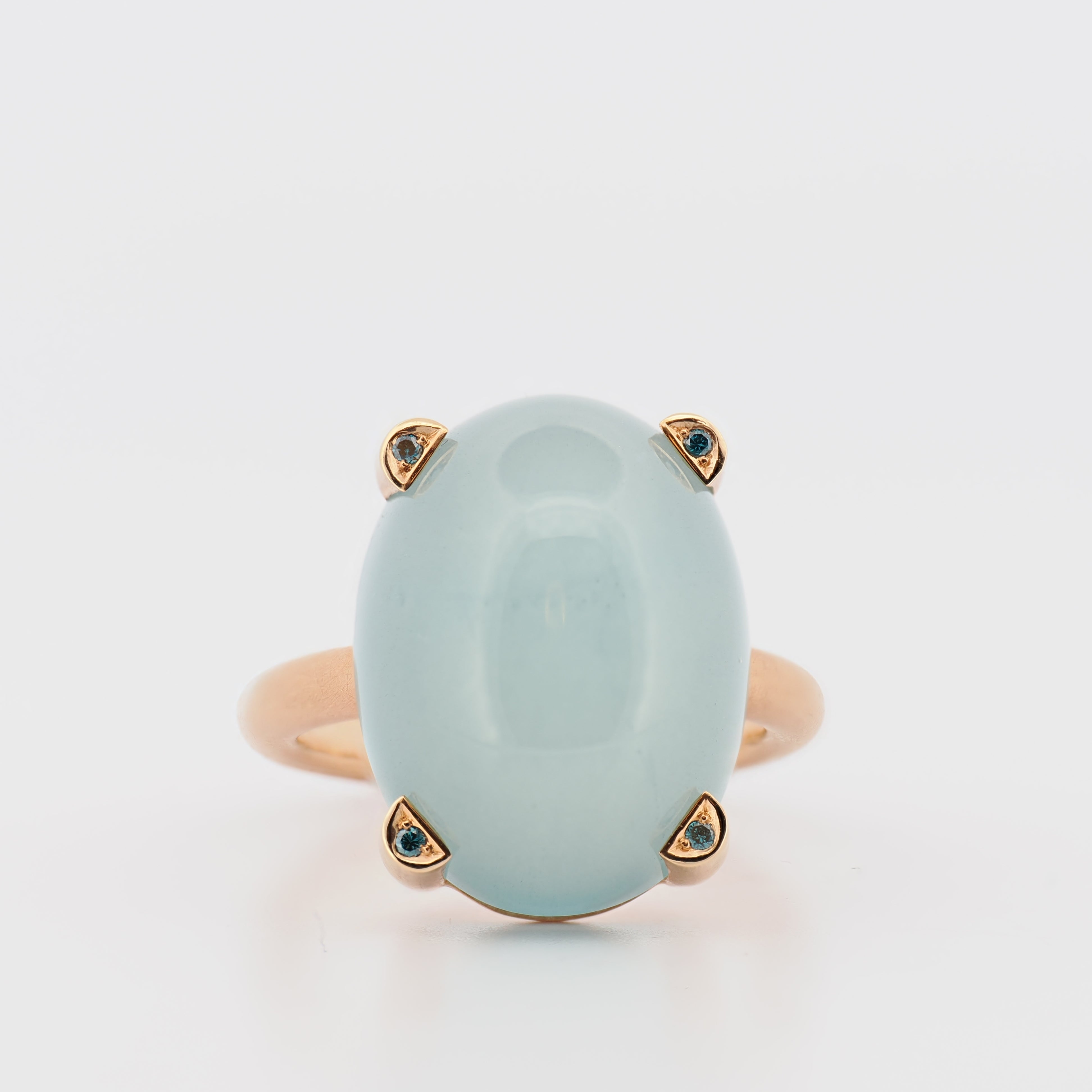 Spliedt Ring aus Roségold mit Aquamarin-Cabochon und blauen Diamanten auf weißem Hintergrund