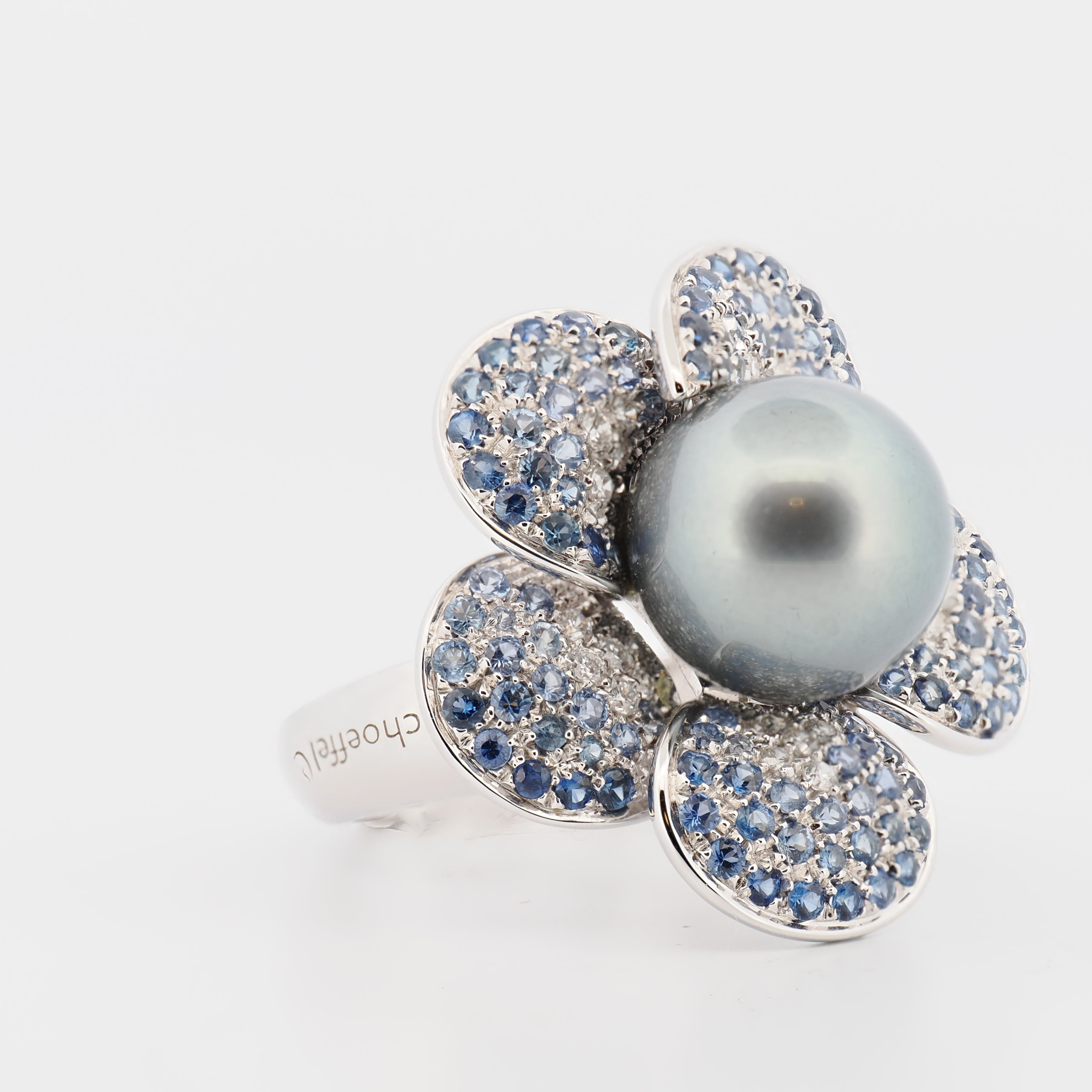 Ring Blütenform in Weißgold mit Tahiti Zuchtperle, Diamanten und Saphiren
